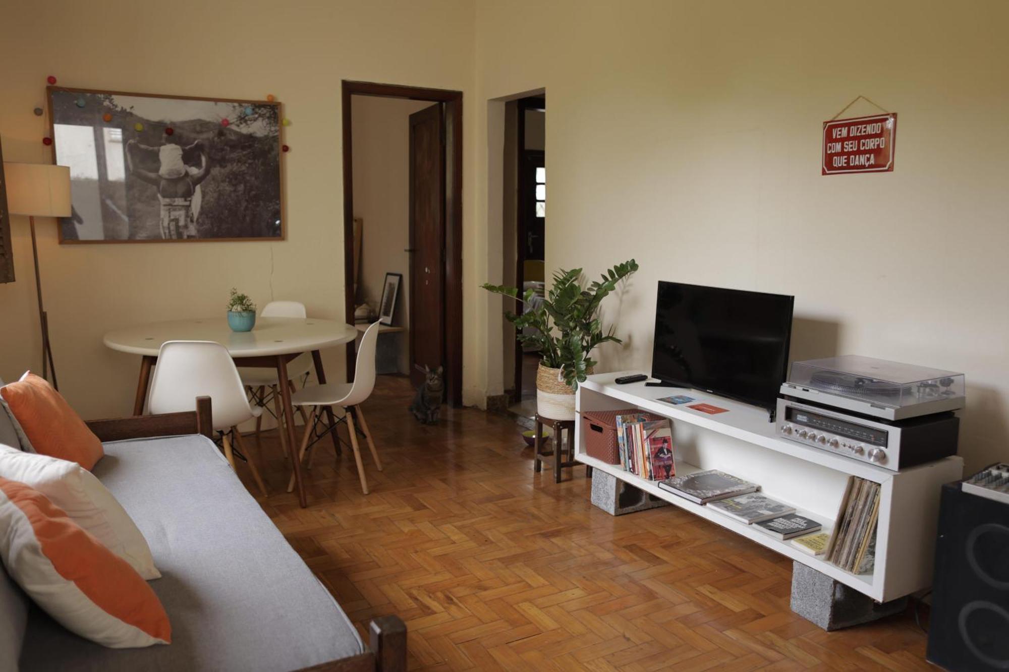 Casal Com Janela Casa Caramel Belo Horizonte