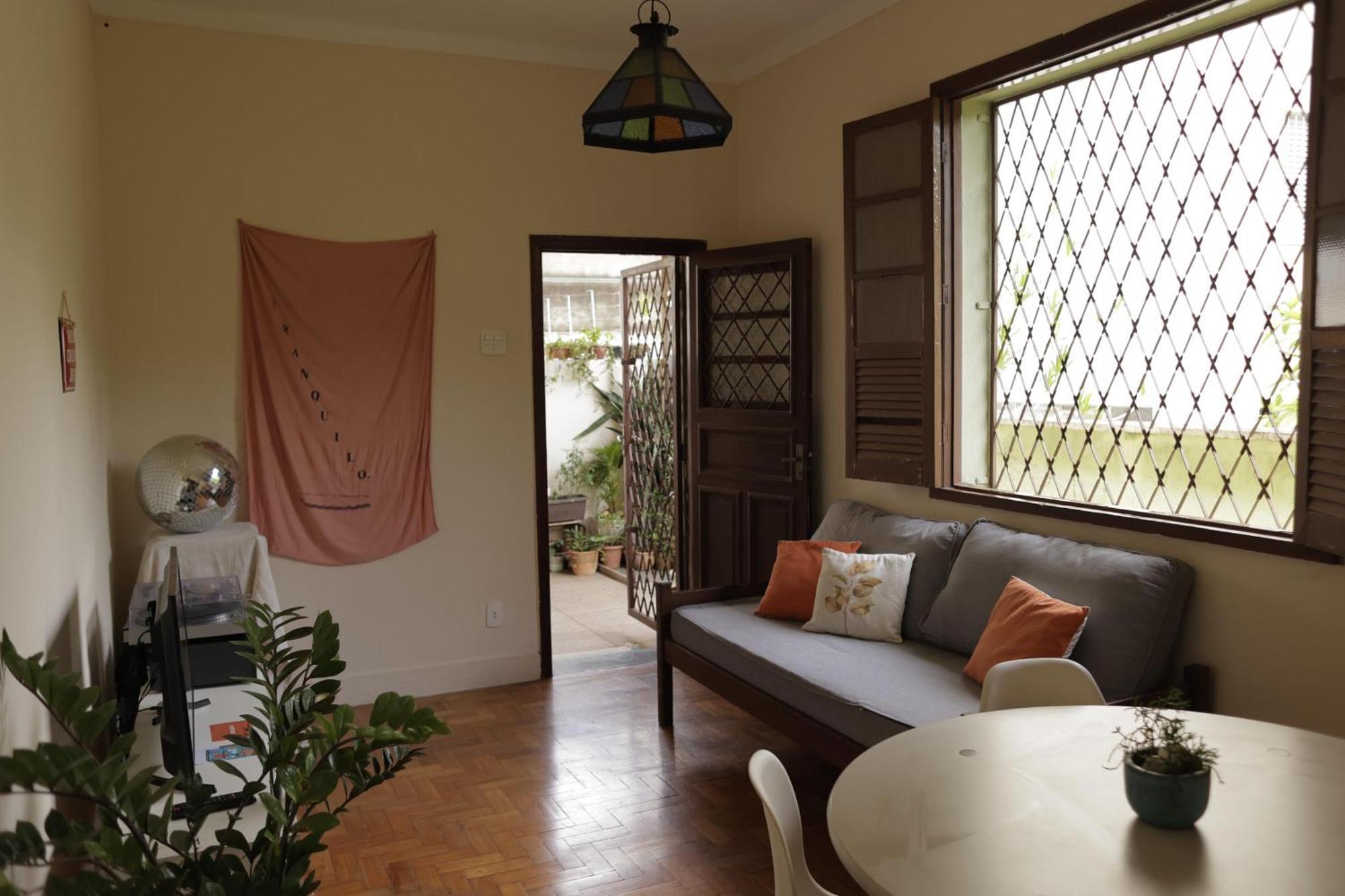 Casal Com Janela Casa Caramel