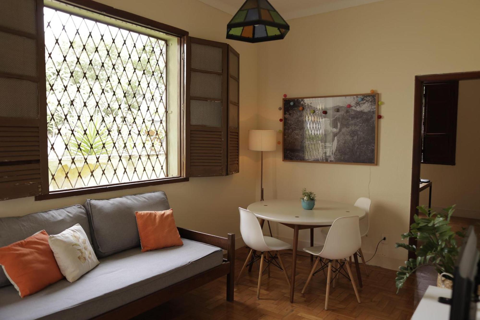 Casal Com Janela Casa Caramel Homestay Belo Horizonte