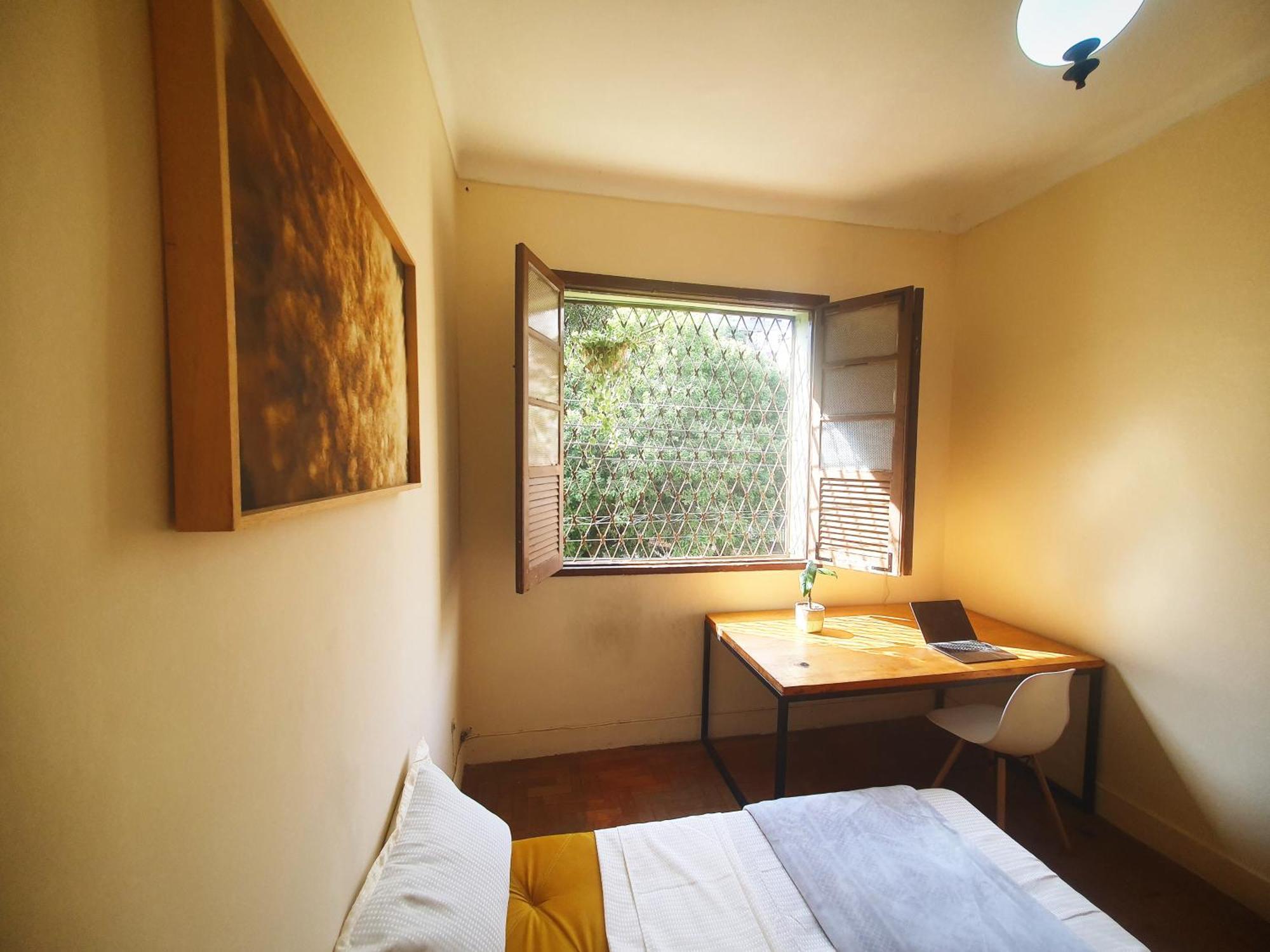 Casal Com Janela Casa Caramel